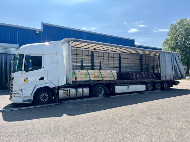 Tautliner trucks Australia - curtain-side freight transport for efficient loading unloading
